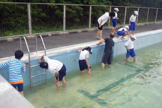 　5月29日　プール掃除（大里小中学校と合同）