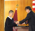 三島村教育委員会から，記念品である卒業証書入れの筒を頂きました。