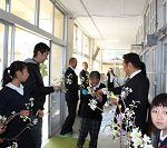 卒業生の見送り。桜の花と温かい言葉をいっぱいもらいました。
