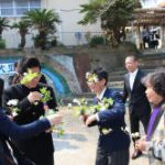 卒業生見送りでは，児童生徒や学校職員だけでなく,地区の皆様からもたくさん桜の花を渡されました。