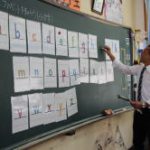 小学校５・６年生は外国語活動の授業。まずは、アルファベットを確認します。