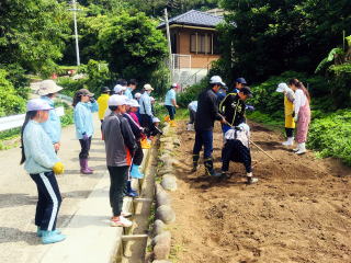 5月17日　高齢者の方々と共にいも苗植え